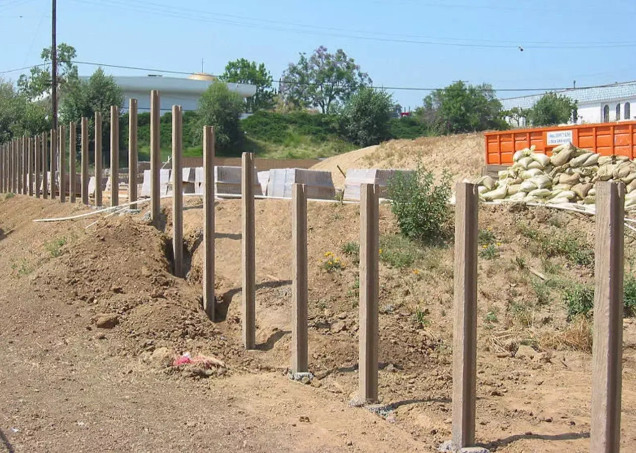 Забор из бетонных столбо